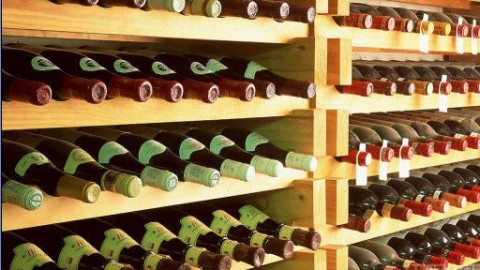一位酒窖爱好者用了一年普通空调，结果软木塞全裂了：2026酒窖设计方案避坑全攻略